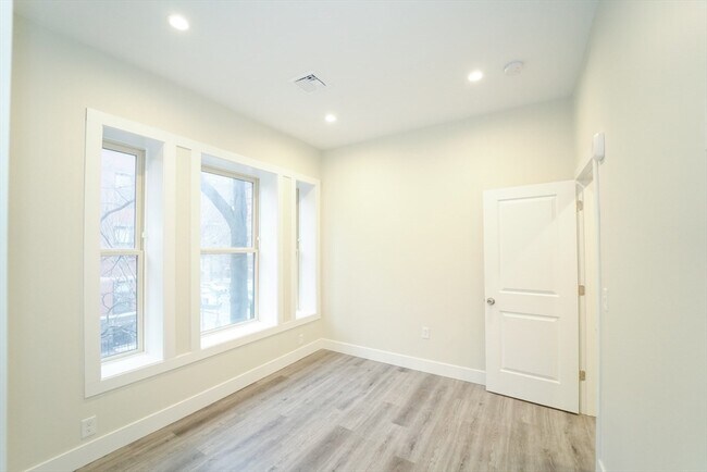 Building Photo - 424 Marlborough St