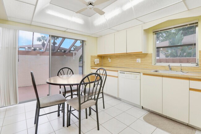 Building Photo - 13759 Date Palm Ct
