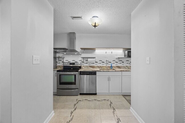 Building Photo - Charming 2-Bedroom Condo Near the Beach