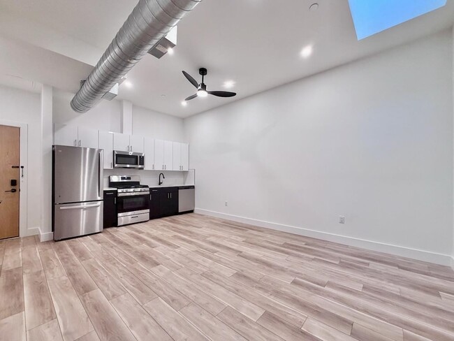 Building Photo - 375 Monmouth St