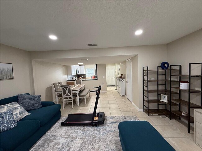 Building Photo - 10053 Lake Oak Cir