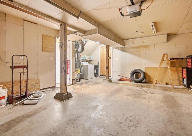Building Photo - 577 Bellevue Ave
