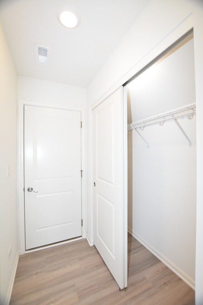 Building Photo - 2945 Showplace Dr