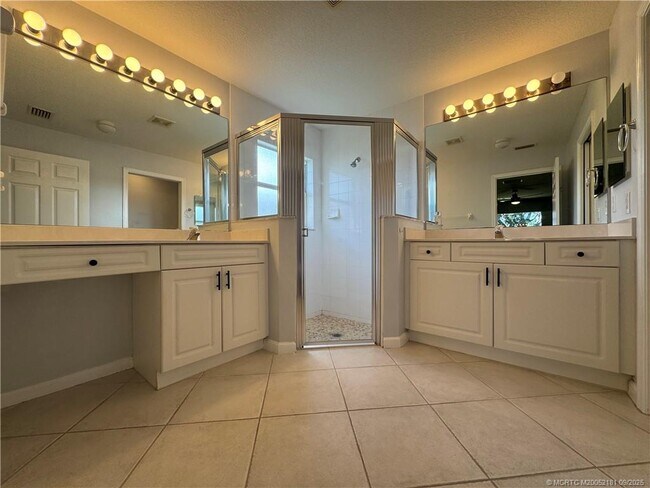 Building Photo - 4567 SE Murray Cove Cir