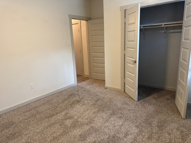 Building Photo - Ready for move-in! Spacious 4-bedroom, 3-b...