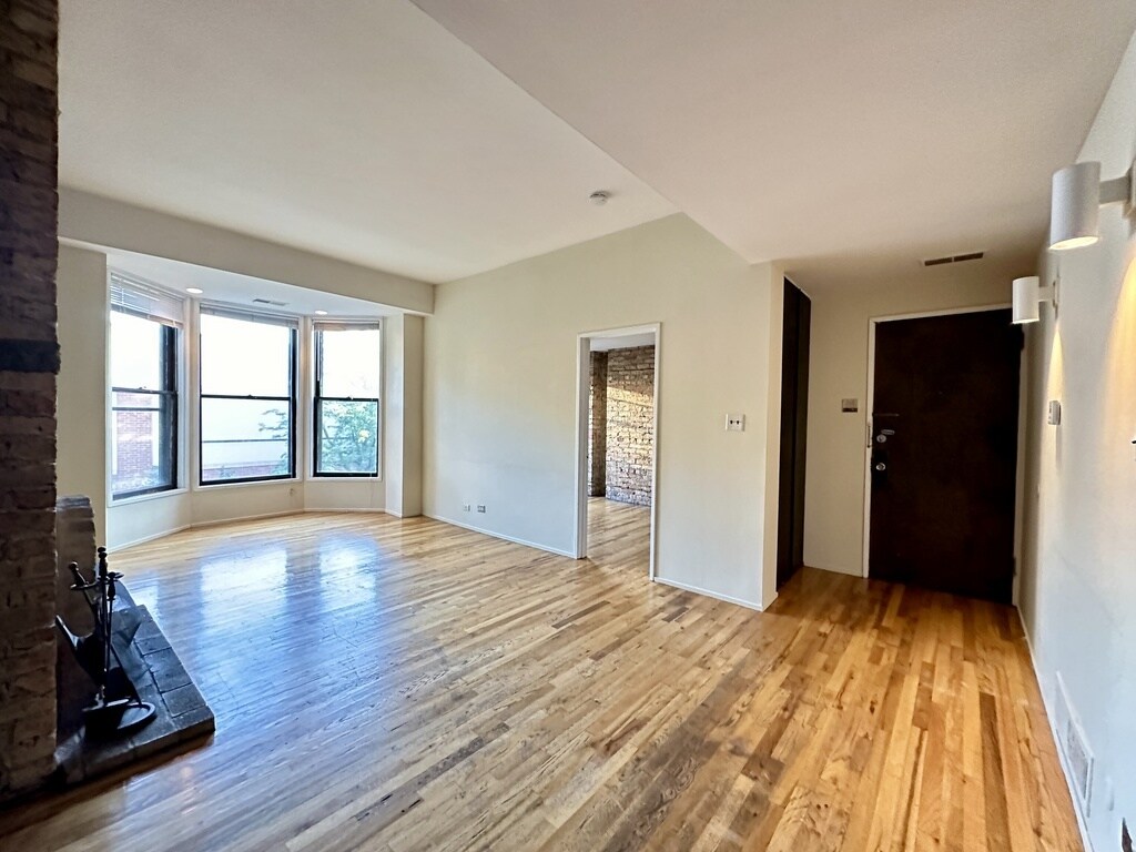 Building Photo - 616 W Surf St