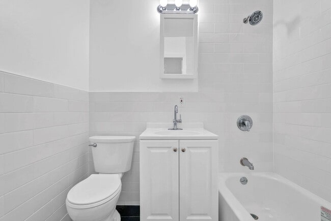 Building Photo - Spacious and Bright Renovated Parlour 2 BR/1BA with  Exclusive Backyard Access