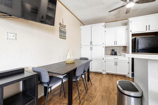 Building Photo - 2164 Tanglewood Blvd