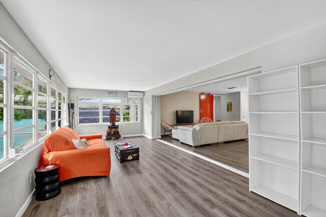 Building Photo - 113 Park Ln E