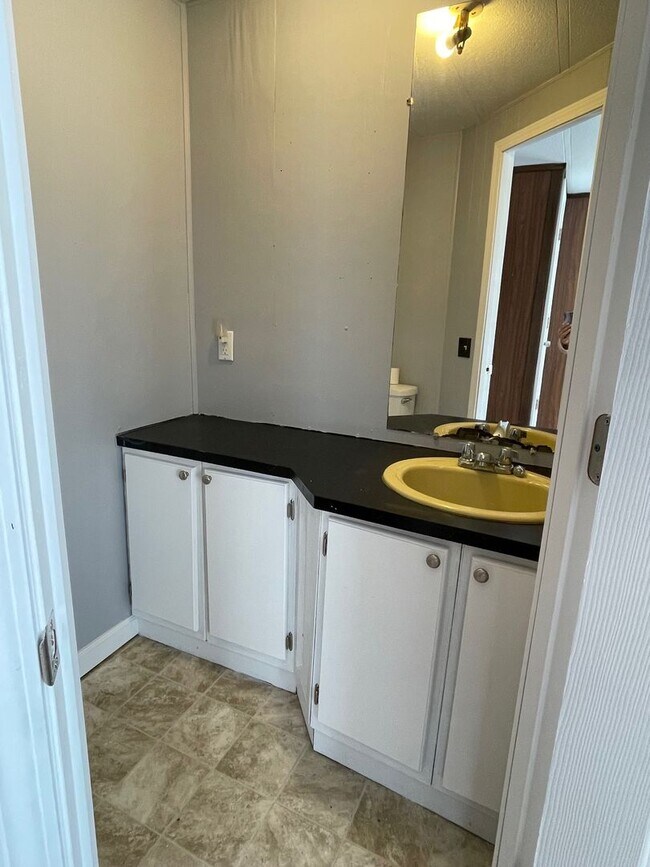 Building Photo - 2 BDRM 1.5 BA SINGLEWIDE MOBILE HOME IN PARK LOCATED IN ROBBINS