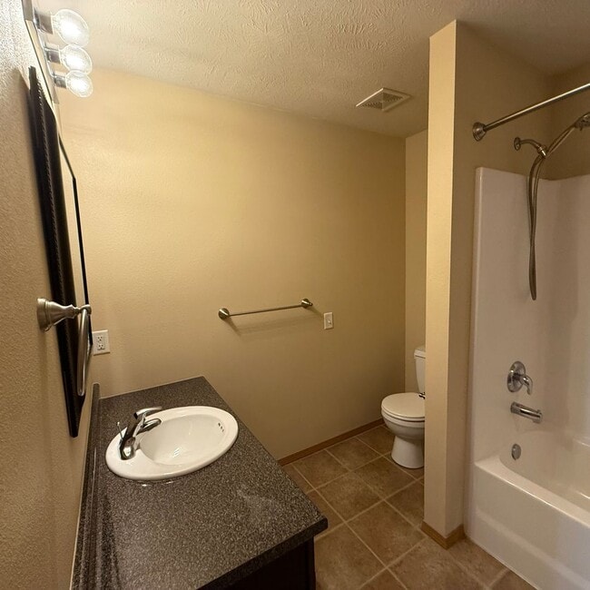 Building Photo - 3 bedroom 2 bath home in Willard School District