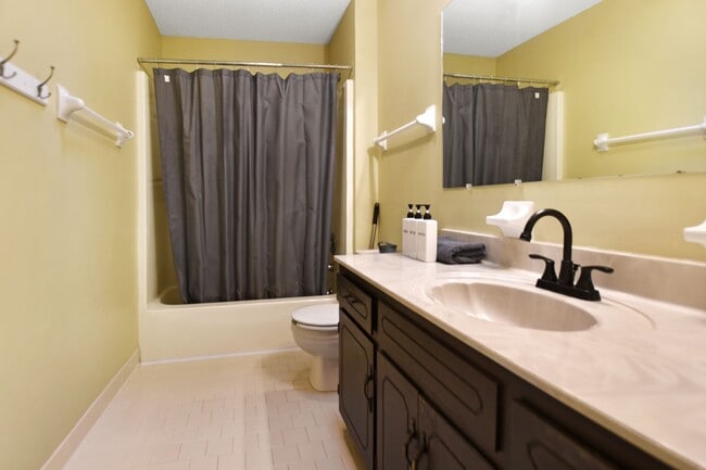 Building Photo - Pet Friendly Three Bedroom!