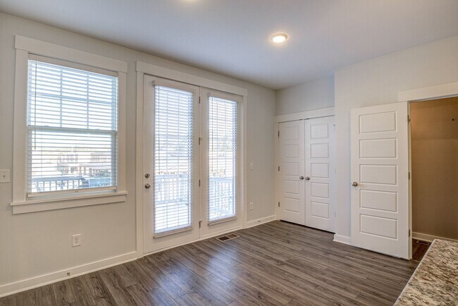 Building Photo - Corner Townhome with Roof Top Deck in Down...