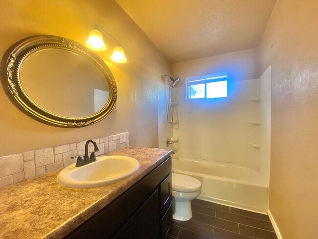 Building Photo - 3 bed 1 bath near WYCA now available