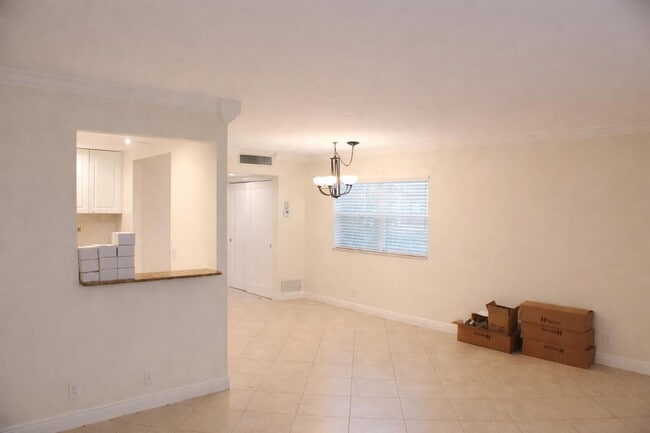 Building Photo - 638 Saxony Pl