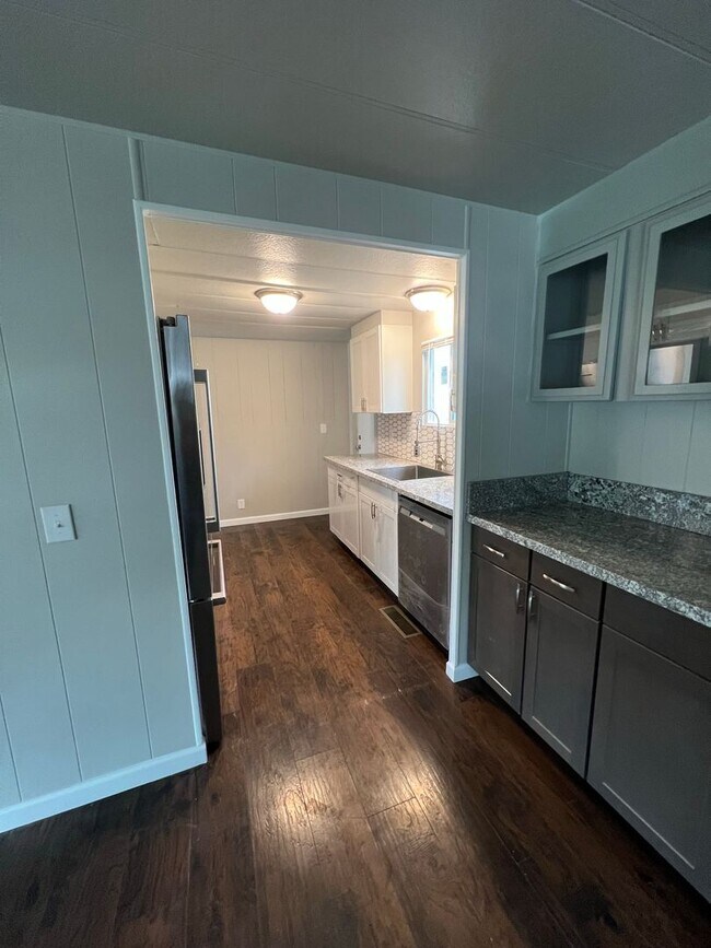 Building Photo - 2 bedroom 1 bathroom with  bonus room located in the Avenues