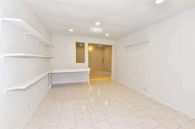 Building Photo - 410 Kenniston Dr