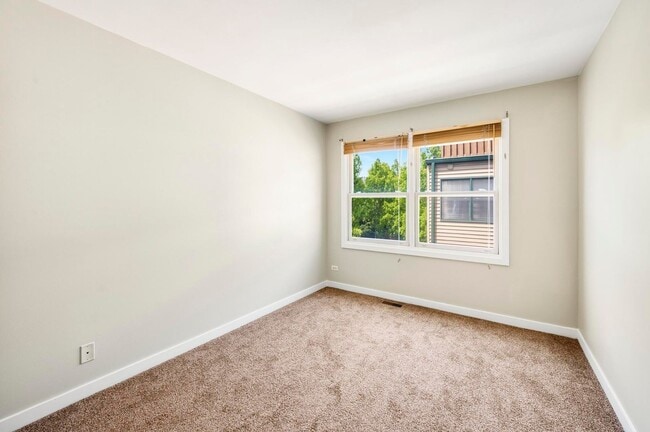 Building Photo - SOUTH LOOP - Gorgeous 3BD/2BTH Townhouse in gated community!