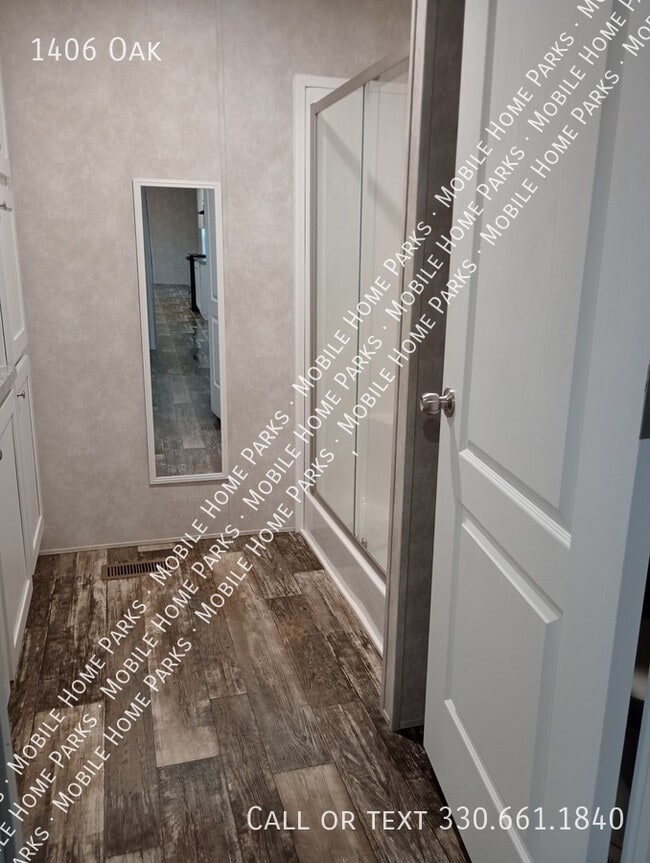 Building Photo - 1406 Oak-