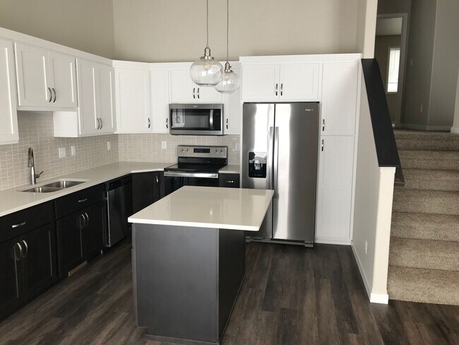 Building Photo - 3 Bed 3 Bath Twin Home