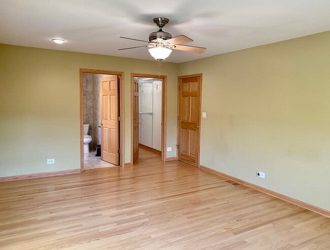 Building Photo - Magnificent 4 Bed / 4.5 Bath Elmhurst Home...