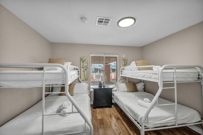 Building Photo - 3 Bed FULLY FURNISHED Pool Home