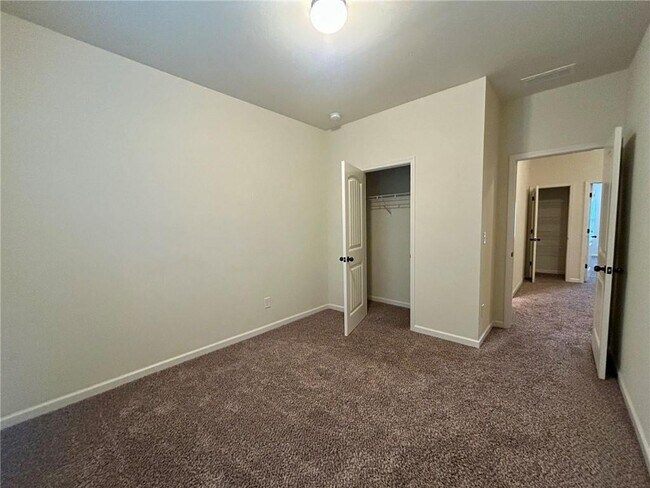 Building Photo - 664 Oakside Pl