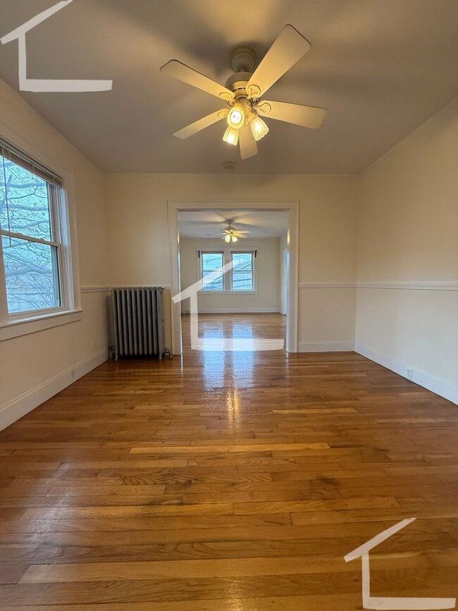 Building Photo - Updated 2 Bed Oak Square