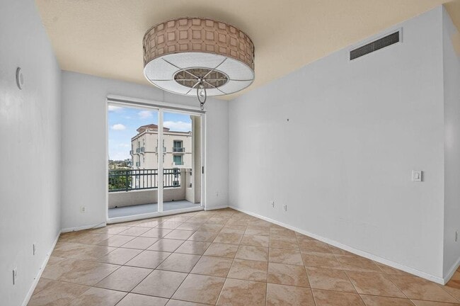 Building Photo - 403 S Sapodilla Ave