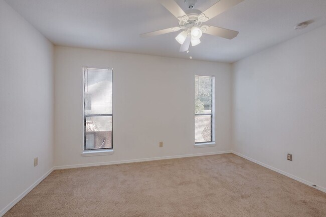 Building Photo - Renovated Condo with Great Location