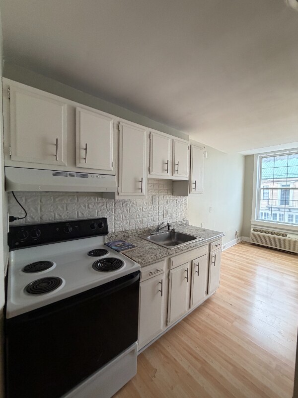 Building Photo - 231 Main St