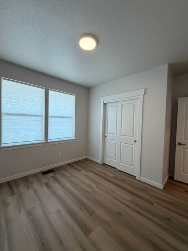 Building Photo - 421 Needlegrass Ln