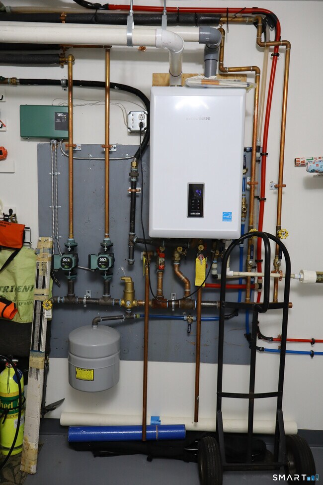 Building Photo - 25 W Silver St