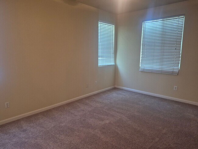 Building Photo - 5343 Dunlay Dr