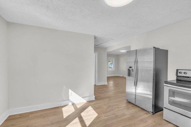 Building Photo - 2 Dunlap St