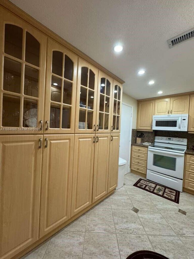 Building Photo - 5005 Collins Ave