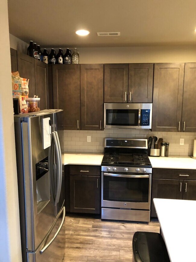Building Photo - 3bd, 2.5ba 2car West Side Beauty, Built in...
