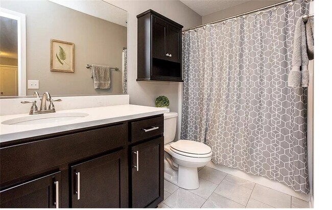 Upstairs Full Bathroom - 3509 SE Glen Dr