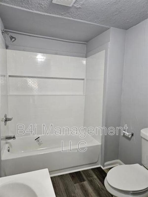 Building Photo - 117 Oak Dr