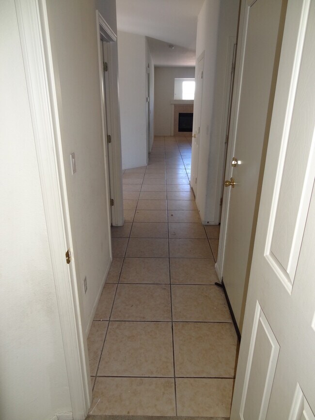 Building Photo - 3 Bedrooms, 2 Bathroom single story home i...