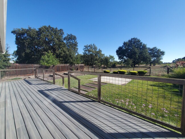 Building Photo - Nature Lover's Newer 1 bedroom single fami...