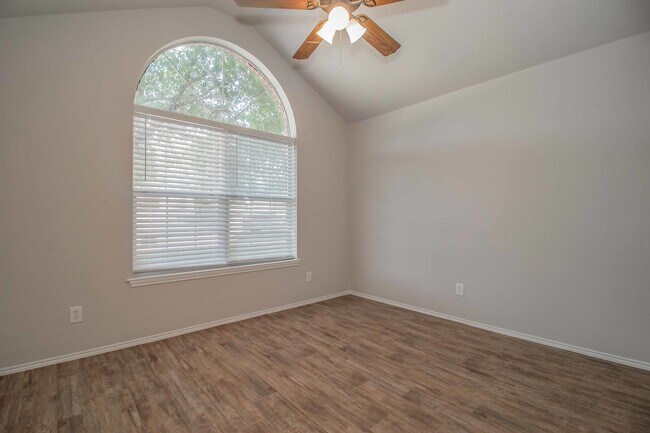 Building Photo - 437 Hillside Dr
