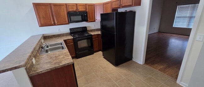 Building Photo - Prime Location Townhouse