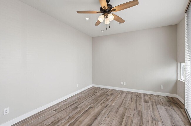 Building Photo - 1111 W University Dr