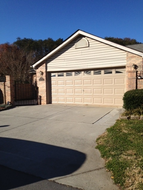 Building Photo - South Knoxville, 2 bedroom condo, 2 car garage Text or Call Debra Johnson 865-591-8281