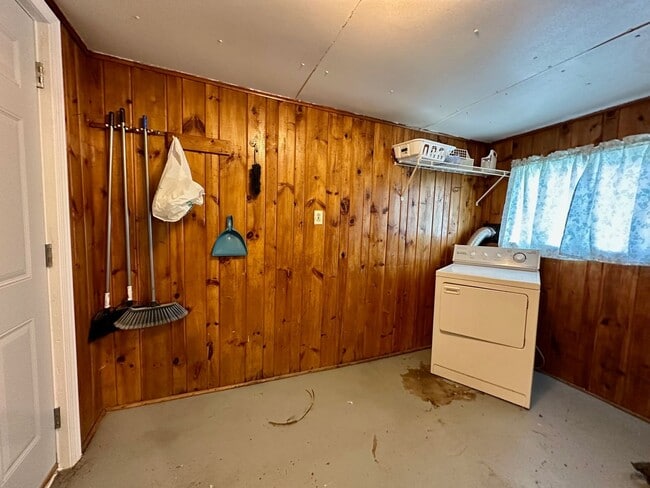 Building Photo - Available August 1st - 3 BED 1 BATH