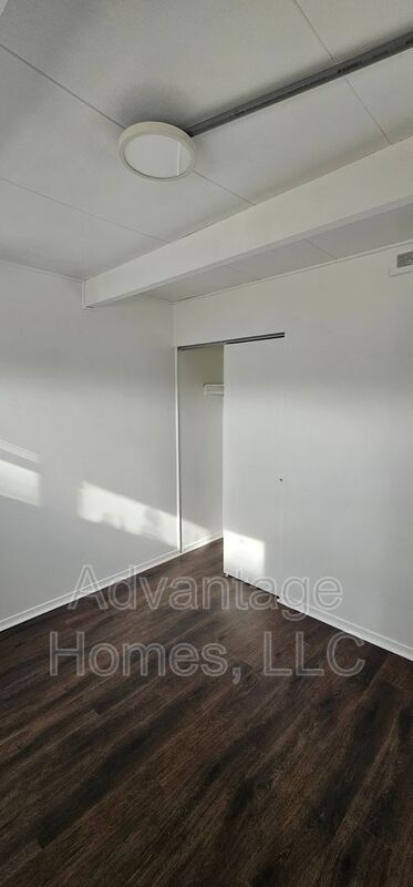 Building Photo - 911 N 70th Terrace