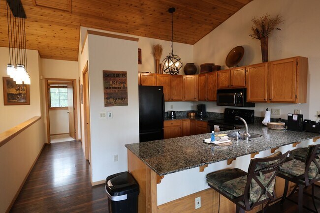 Building Photo - Large Condo with Garage