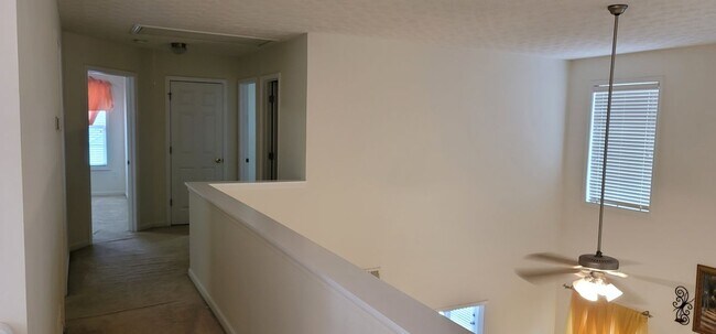 Building Photo - 731 Thompson Ridge Dr