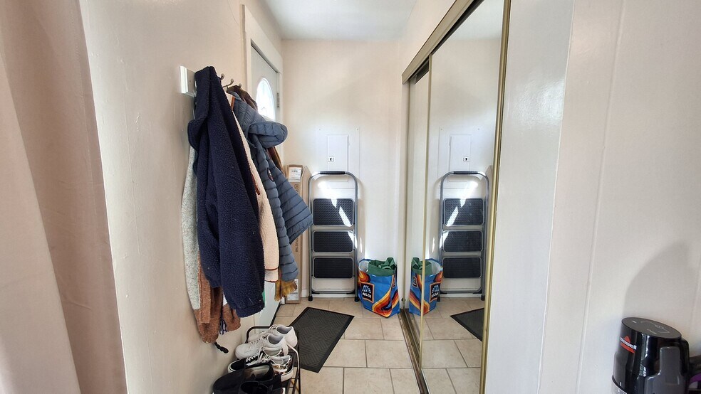 Building Photo - 1339 Vermont St